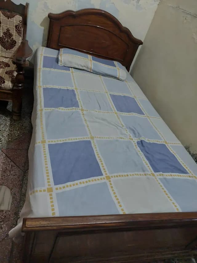 aik bed or aik sofa bara sath mei 2 chaoty safy
