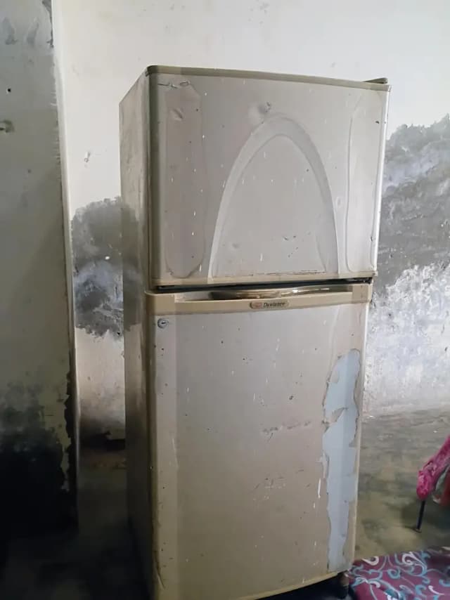 Dawlance ka old model refrigerator sale ke liye available hai.