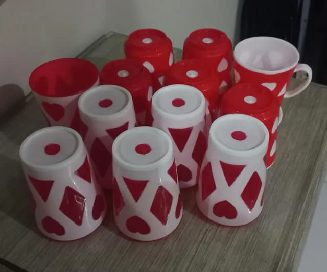 Plastic cups & glasses