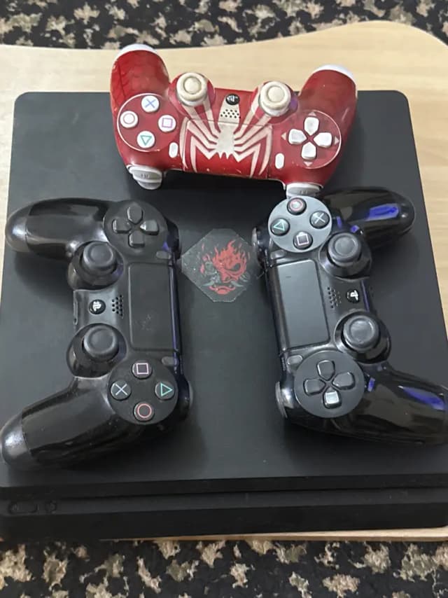 Playsttion 4 good condition with 3 controllers and two games
