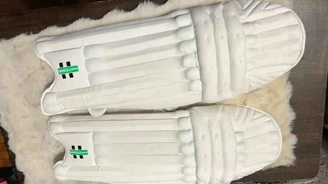 HARD BALL CRICKET LEG PADS GREY NICOLLS VERY VERY GOOD CONDITION.