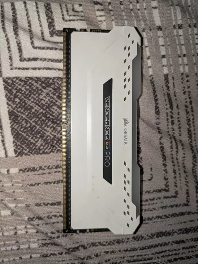 CORSAIR 8GB DDR4 RGB RAM