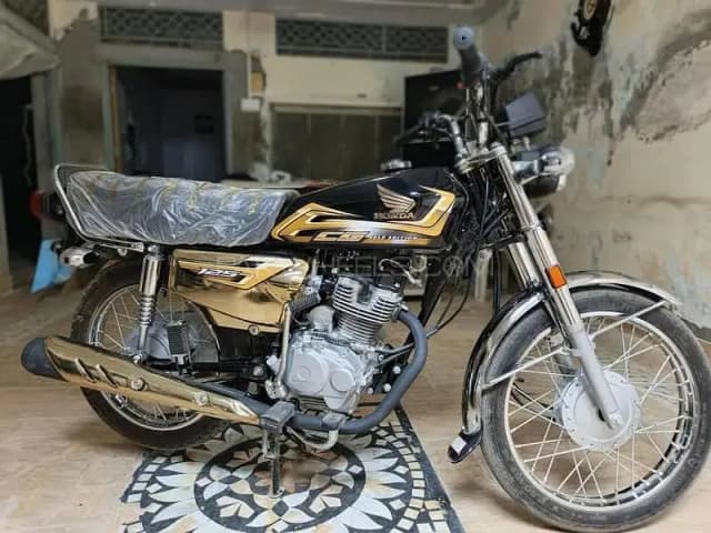 Honda CG 125 Black Golden Edition | Model 2025 | 800 KM Use Only