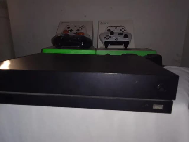 XBOX ONE 1 TB 18 Games