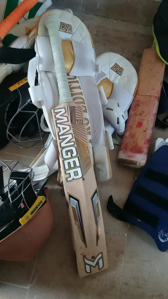 GOLD EDITION 5 STAR ENGLISH WILLOW BAT MANGER SPORTS BAT