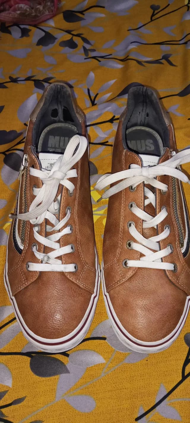 Mustang Brand Used Sneakers For Sale