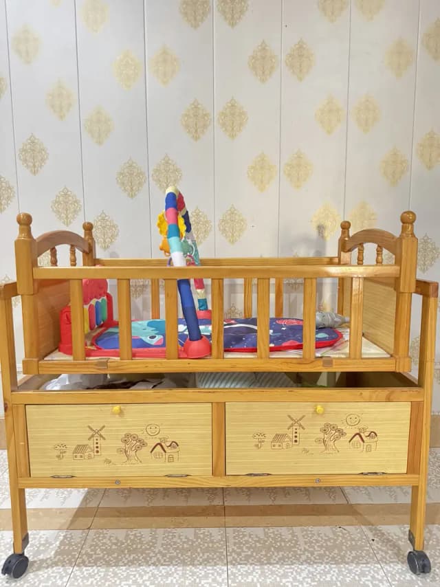 baby cot in wood 10 by 10 condition