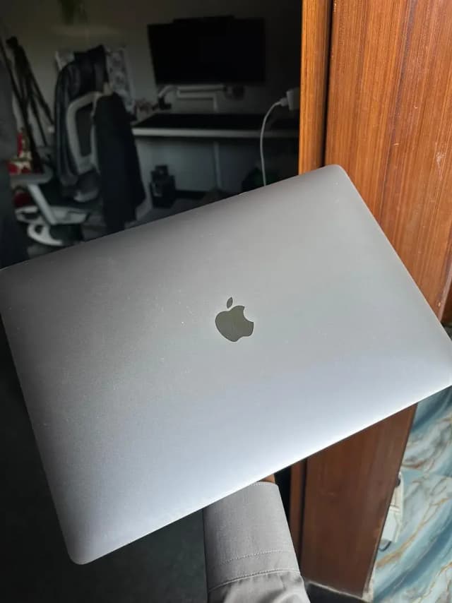 Macbook pro 2017 Touch bar never opened repair 1st owner 15inch disply