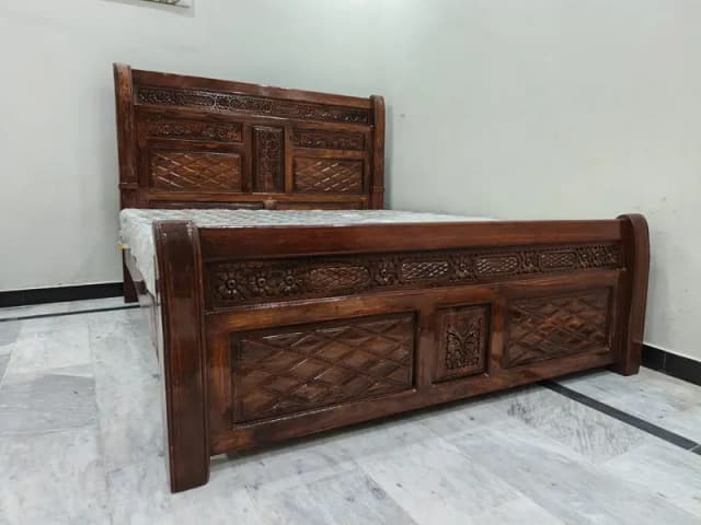 King Size solid wood bed bilkul new condition ha unique look