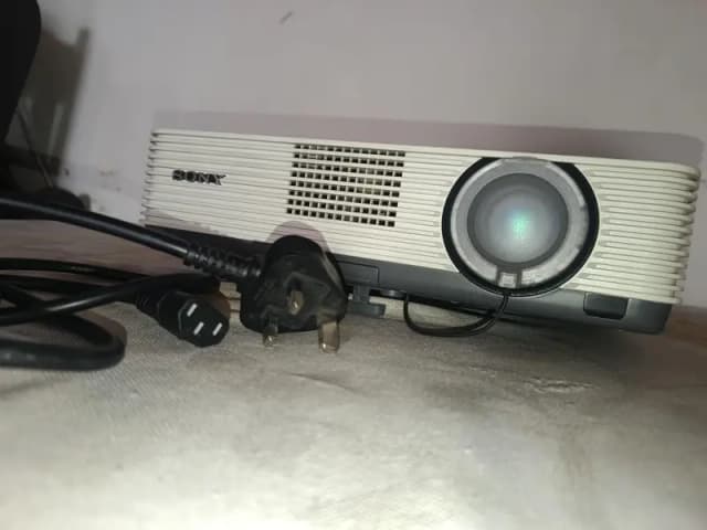 Sony VPL-DX221 Projector – Clean Condition with Ceiling Mount Bracket