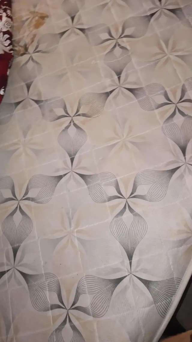 mattress like new 10/10 double hard mattress