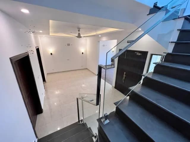 3Bed DDL 125sq yd Villa FOR SALE at ALI BLOCK All amenities nearby including MOSQUE, General Store & Parks