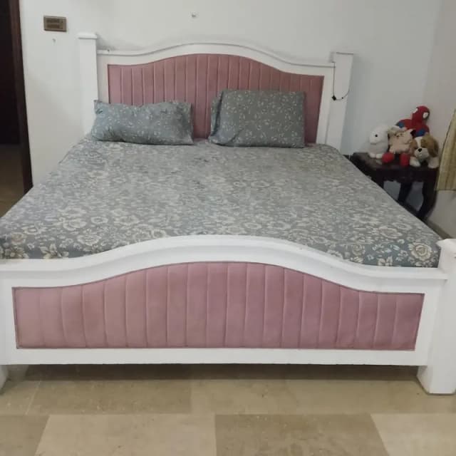 beautiful queen size bed with mattress