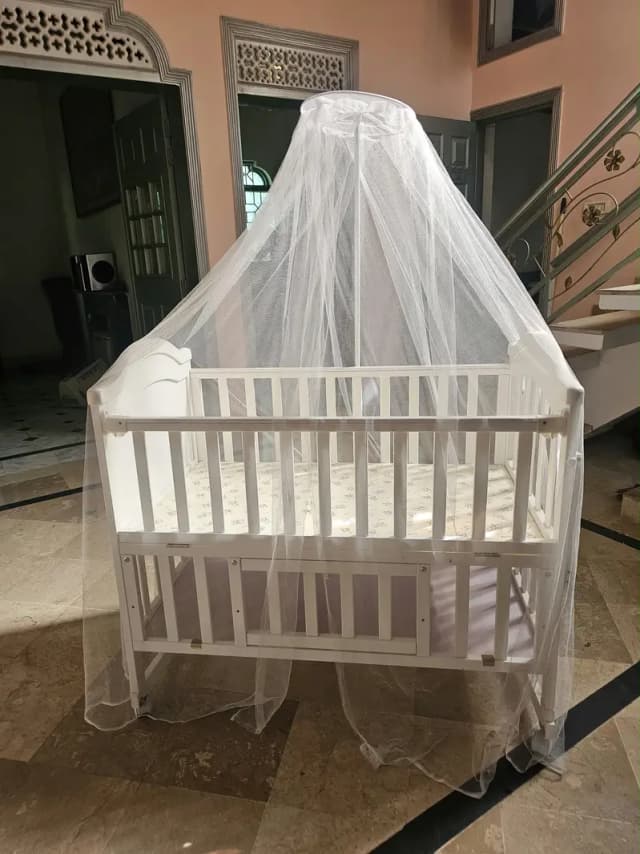 Tinnies baby cot