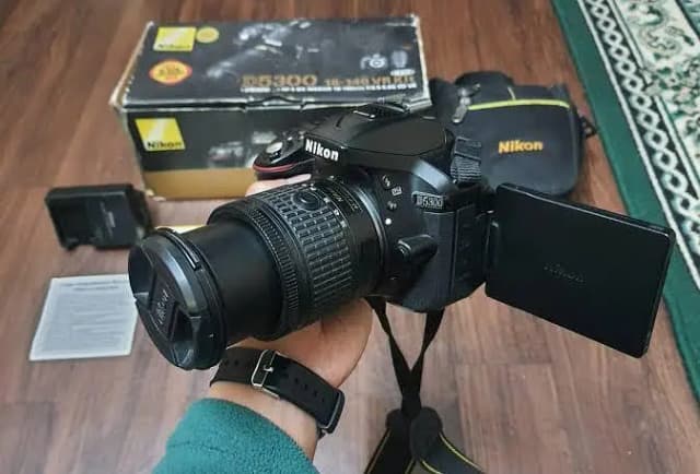 NIKON D5300 18 - 55 LENSE
