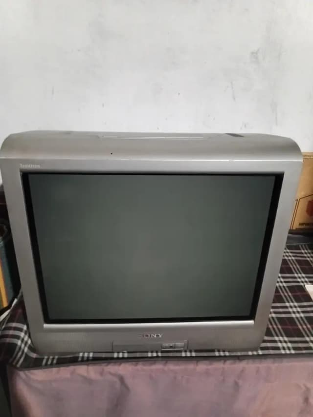 Title: Sony Trinitron CRT Television – Classic Retro TV