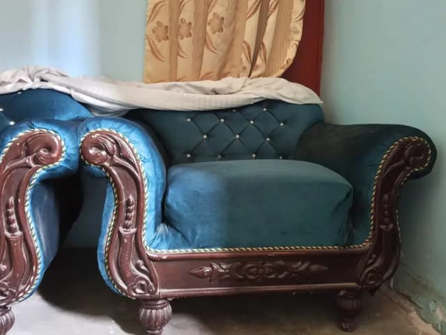 sofa 2 he aik Bada he 3 seat waka