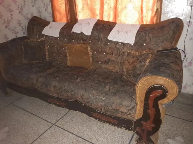 good Condion Sofa set complete 3 seater is available in cheap price