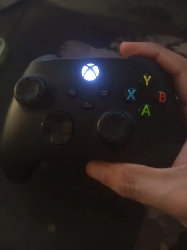 Xbox series x controller + free batteries 10/10 condition