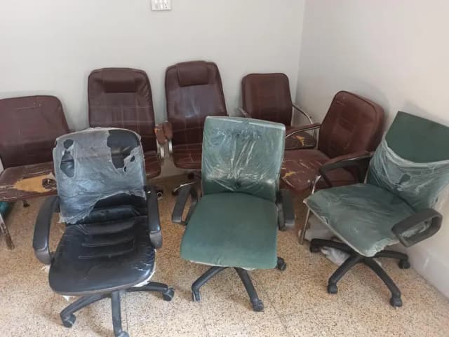 Office Chair with Center Table Urgently selling