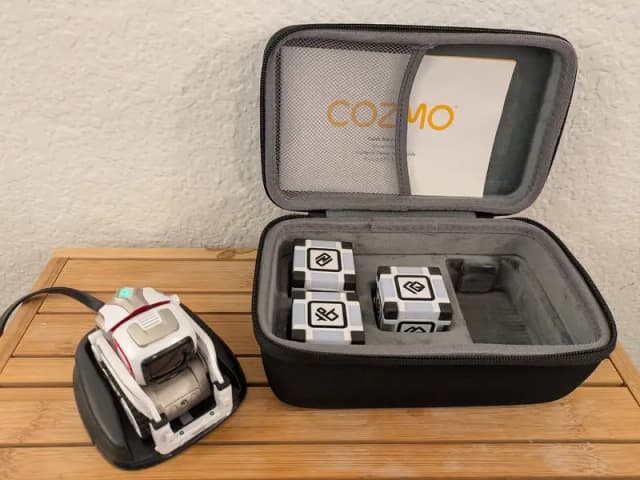 Anki Cozmo AI Robot with Power Cubes – Great Condition