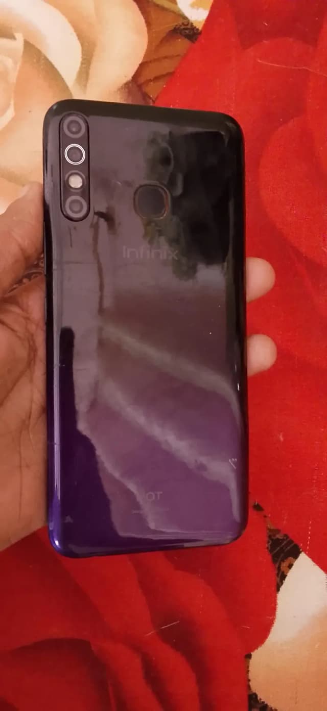 Infinix Hot 8 4/64 abhi abhi mbl gra hai on ni hora koi Kam ni hwa