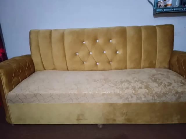 5 seater sofa brand new condition yellow color