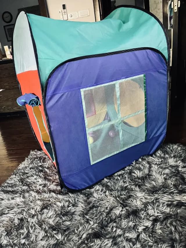 BRAND NEW KIDS TENT WITH BALLS