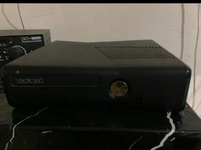 xbox 360Slim with all assessries urgent sale price negoiable