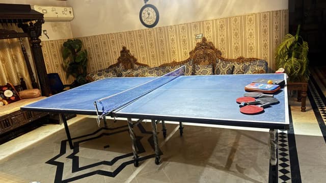 Table tennis table with 4 additional rackets