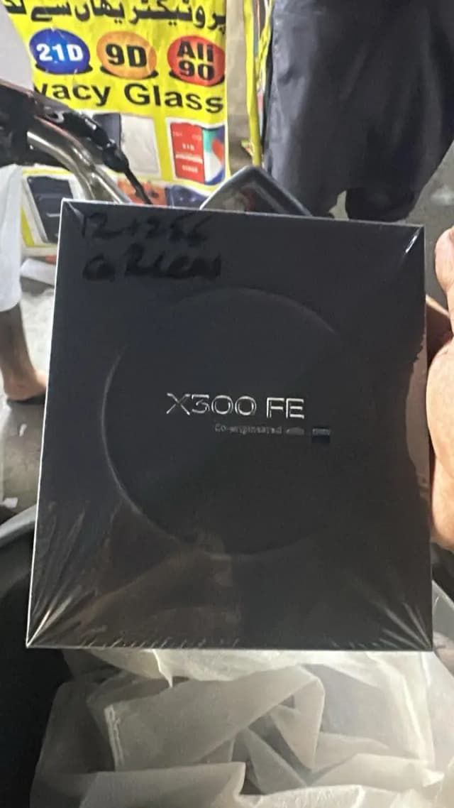Vivo 300 FE 12/256 just box open ajj e leya cash pa