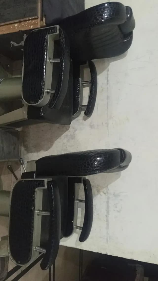 Urgent sale 2 salon chair 03281892358