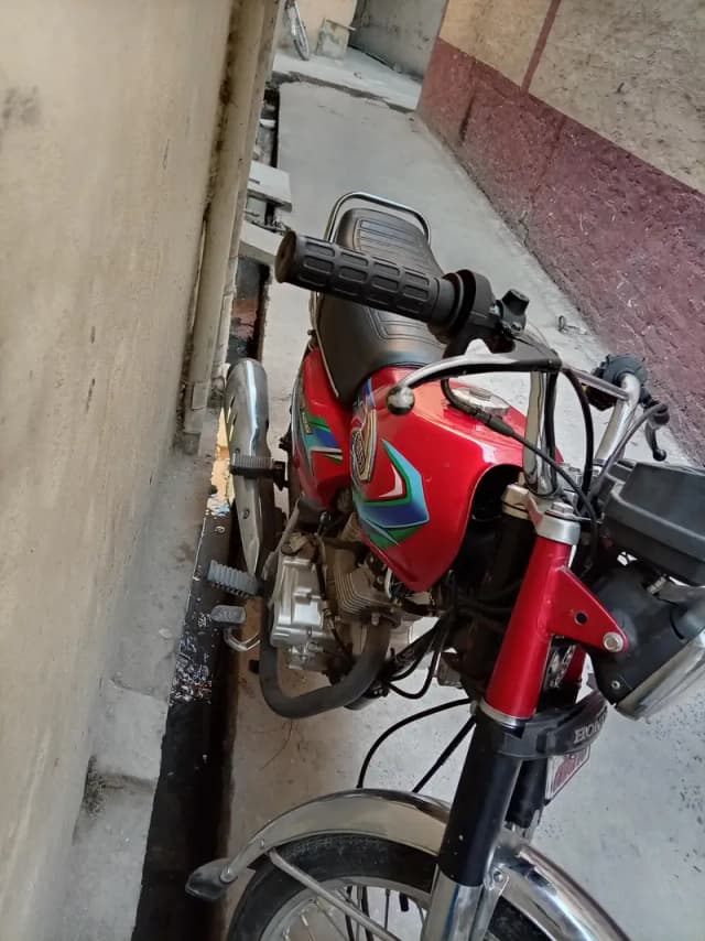United ka 125 hai buht achi ur saf hai islamabad no 03335859751