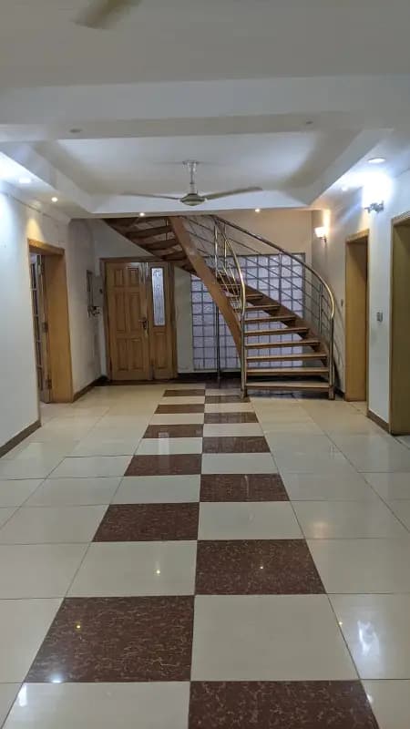G-10/3 size 10marle Full house 4bed 4bath Dring 2tvlounge 2kitchen