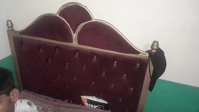 siglle bed with 2chairs