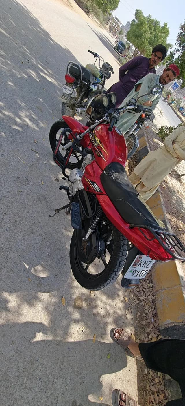 Yamaha YB 125Z-DX features a 124 cc (124 cm³