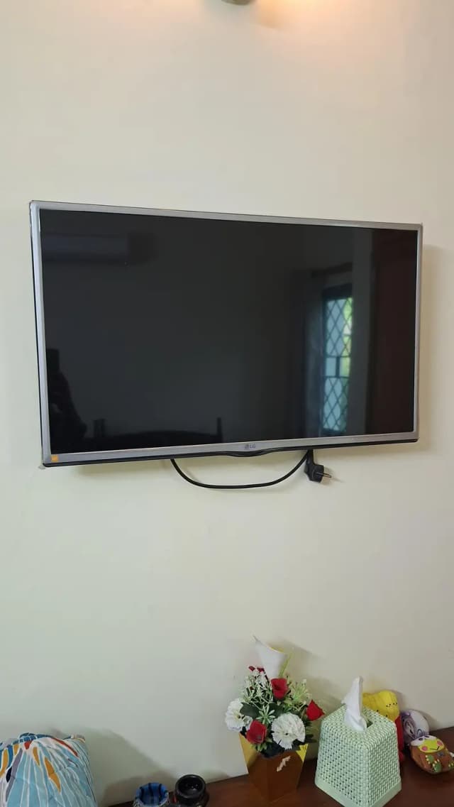 LG 32" Led with Builtin Dish Receiver