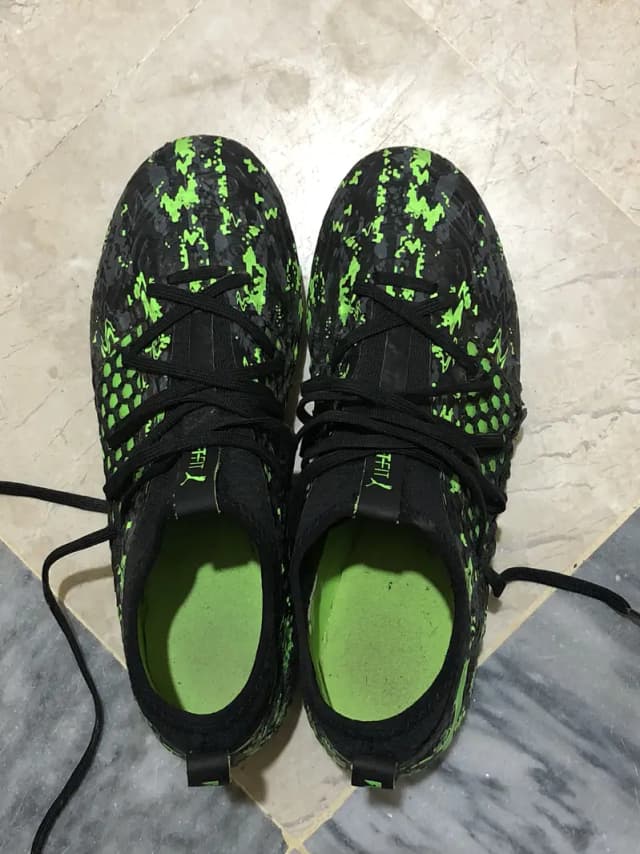 Football toes shoes