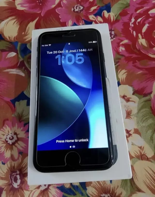 iphone SE 2022 SE 3 with box and cable